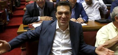 El primer ministro griego, Alexis Tsipras, antes de la reunión del grupo parlamentario de Syriza.