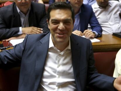 El primer ministro griego, Alexis Tsipras, antes de la reuni&oacute;n del grupo parlamentario de Syriza.