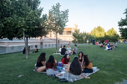 Varios grupos de jóvenes en Madrid Río, a la altura de Matadero la tarde del viernes 18 de julio.