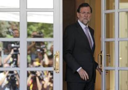 El jefe del Ejecutivo español, Mariano Rajoy, sale del Palacio de la Moncloa para recibir al presidente del Consejo Europeo, Herman van Rompuy. EFE/Archivo