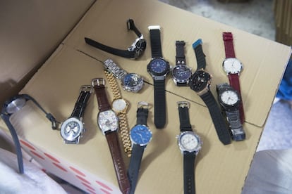 Una selección de relojes falsos incautados en alguna de las operaciones desarrolladas por Vigilancia Aduanera en el puerto de Algeciras. Son reproducciones casi idénticas de modelos de las mejores marcas que en el mercado podrían alcanzar un alto valor.