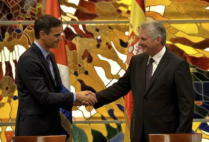 Spain's Prime Minister Pedro Sanchez (l) and Cuba's President Miguel Diaz-Canel shake hands at the Palace of The Revolution in Havana.