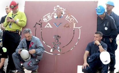 Trabajadores de la Naval de Sestao escuchan durante la rueda de prensa del comité de empresa.