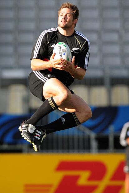 Richie McCaw, de los All Blacks, durante un entrenamiento.