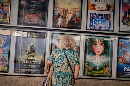 Una señora frente a la cartelera de los Cines Galicine Ponte Vella, el 15 de mayo de 2023, en Ourense, Galicia.