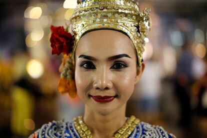 Una bailarina clásica tailandesa posa para la foto en el centro de Bangkok (Tailandia) el 30 de agosto. 
