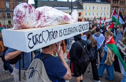 "Eurovisión está celebrando el genocidio", reza uno de los mensajes de la protesta en las calles de Malmö (Suecia) por la celebración del certamen en la ciudad, en mayo de 2024.