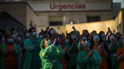 Sanitarios del Hospital Gregorio Marañón aplauden a las puertas del hospital.