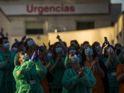 Sanitarios del Hospital Gregorio Marañón aplauden a las puertas del hospital.