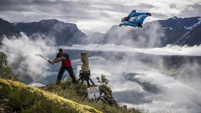 Vebjorn Bleka Sonsteby, atleta de 'timbersport', un deporte que consiste en cortar troncos verticales con hachas; y el deportista de salto base ('wingsuit') Espen Fadnes. Representan un encuentro entre uno de los deportes más antiguos del mundo y uno de los más nuevos, en las montañas cercanas a Stryn (Noruega).