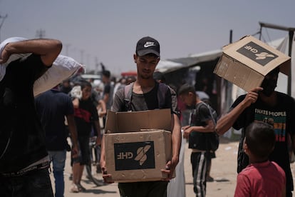 Un joven porta una caja con alimentos, el 16 de junio en Rafah.