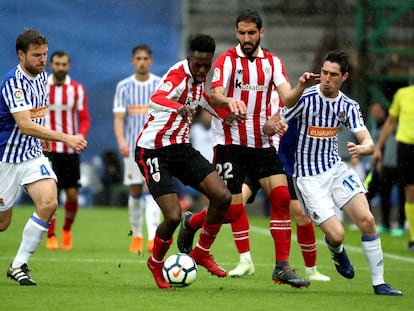 Williams protege el balón en un derbi ante la Real.