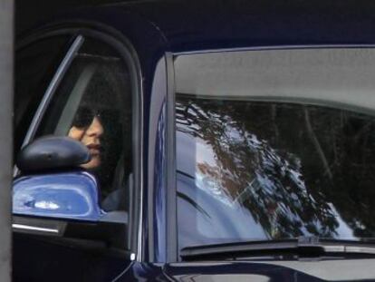 La infanta Cristina sale en coche de su casa de Barcelona para acudir su trabajo en La Caixa.