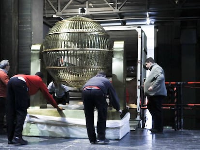 Llegada al Teatro Real de los bombos en la navidad de 2017.