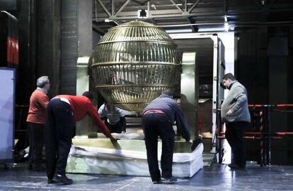 Llegada al Teatro Real de los bombos en la navidad de 2017.