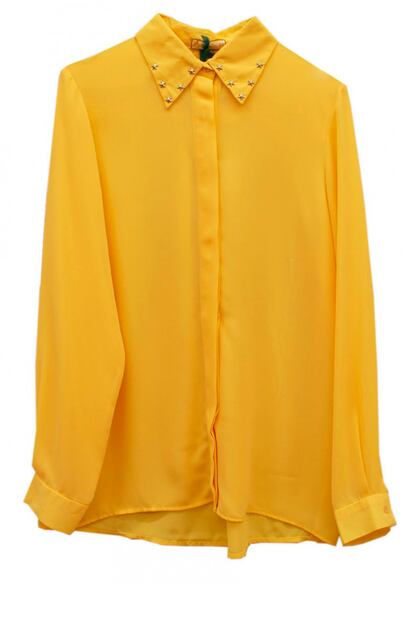 Blusa amarillo mostaza con detalle de estrellas doradas en el cuello. Es de Molet (65 euros).