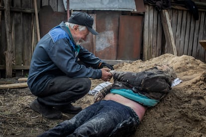 Santi Palacios fotografió el llanto de Valeri junto al cuerpo de su hijo mayor, Oleksi, asesinado a tiros en el centro de Bucha el 12 de marzo. Su cadáver, enterrado temporalmente en el jardín de su casa, fue exhumado el 8 de abril para ser trasladado a una morgue para la autopsia antes de se incinerado. 