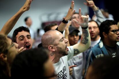 Partidarios de Bolsonaro celebran la noticia de los primeros votos escrutados, con los que Bolsonaro se posiciona al límite de ganar la presidencia en la primera ronda.