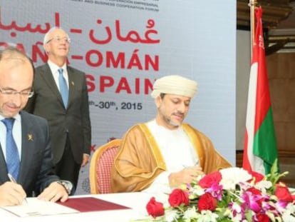 El presidente de Cofides, Salvador Mar&iacute;n, y el presidente ejecutivo del fondo oman&iacute;, Abdulsalam Al Murshidi, durante la firma del acuerdo.