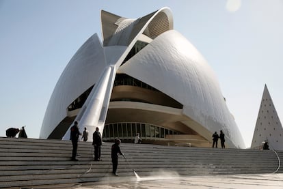 Varios operarios limpian las escaleras de acceso al Palau de Les Arts de Valencia donde se celebra este sábado la gala de los Premios Goya.