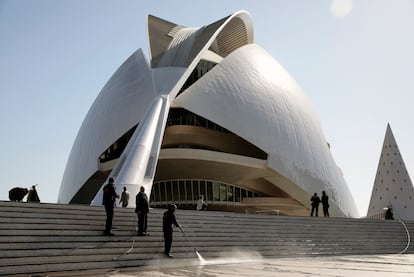 Varios operarios limpian las escaleras de acceso al Palau de Les Arts de Valencia donde se celebra este sábado la gala de los Premios Goya.
