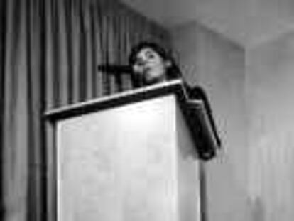 B 37917 (6/11/00) -color- Conferencia de Ana Botella sobre "La Familia, garantía de futuro de la sociedad actual", en el Auditorio de FIATC, en Barcelona. Foto: Consuelo Bautista