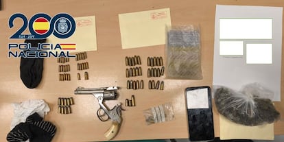 El material encontrado en la mochila del niño de 12 años, en una imagen cedida por la Policía Nacional.