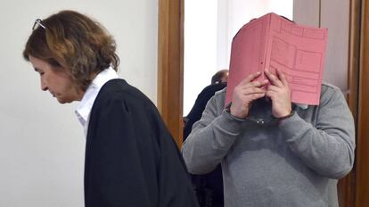 Nils Högel tapa o rosto durante o julgamento em Oldenburg, em 2015.