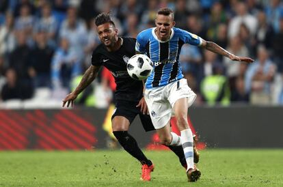 Luan (D) intenta llevarse el bal&oacute;n en la semifinal contra el Pachuca. 