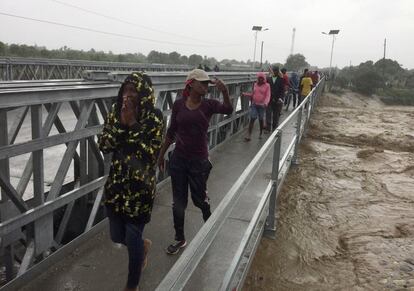 Personas cruzan un puente en Puerto Príncipe (Haití). 