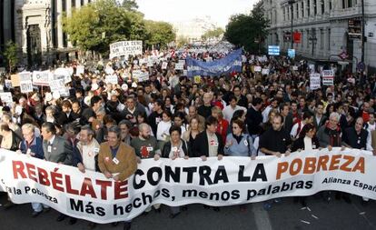 Cabecera de una manifestaci&oacute;n convocada contra la pobreza en Madrid en 2006.