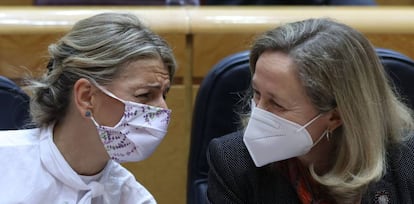 Las vicepresidentas de Trabajo, Yolanda Díaz, y de Economía, Nadia Calviño.