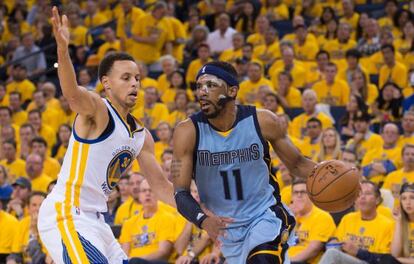 Curry intenta frenar a Conley.