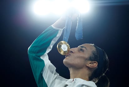 La boxeadora argelina Imane Khelif celebra después de haber ganado el oro olímpico en la categoría de los 66kg de boxeo.