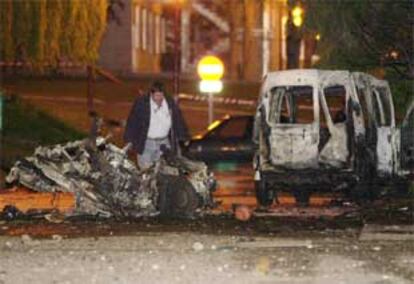 Restos del coche bomba que estalló anoche en la Universidad de Navarra, en Pamplona.