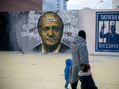 Una pintada contra Juan Carlos I, el pasado mes de febrero en Barcelona.