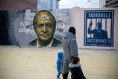 Una pintada contra Juan Carlos I, el pasado mes de febrero en Barcelona.