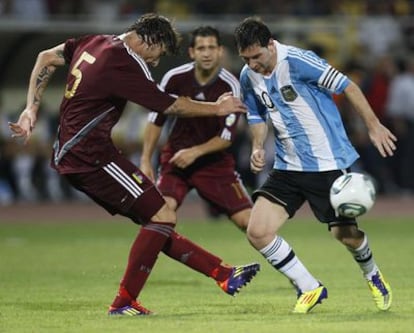 Amorebieta despeja un balón ante Messi.