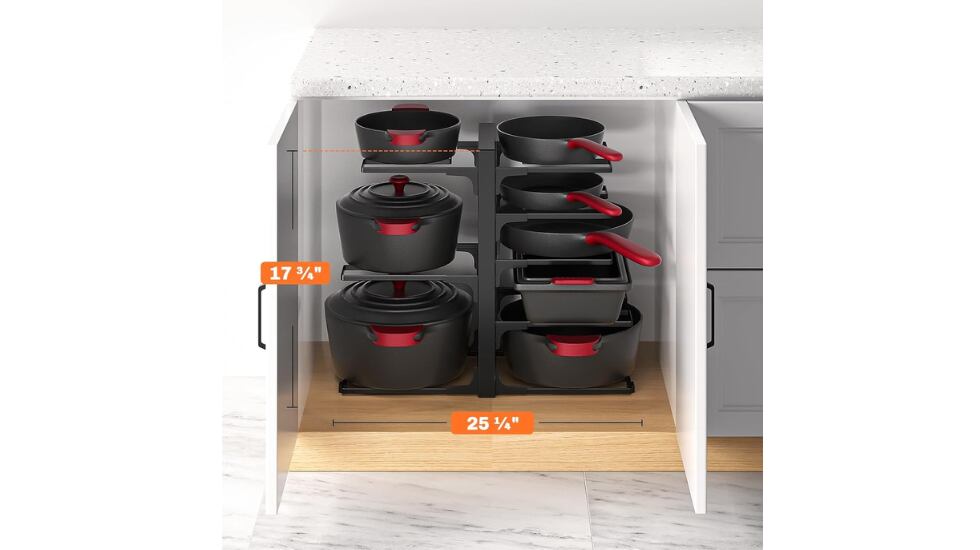 Antes de comprar este organizador de sartenes, es importante medir el espacio del armario de la cocina.