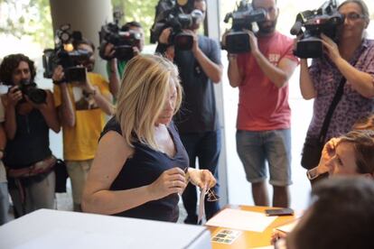 La vicepresidenta del Govern, Joana Ortega, intenta votar amb una targeta de crèdit.