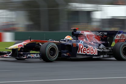El Toro Rosso de Sebastian Buemi, durante los entrenamientos en el circuito de Melbourne.