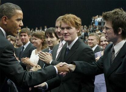 El presidente de EE UU, Barack Obama, saluda a estudiantes en la Nueva Escuela de Economía de Moscú.