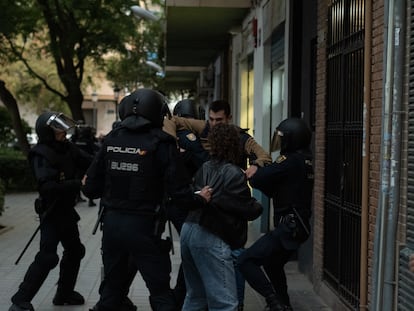 Un momento de la actuación policial en el desalojo en Valencia.