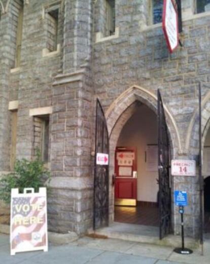 Entrada de la parroquia de Saint Thomas, colegio electoral de las primarias del Distrito de Columbia.