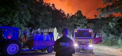 Bomberos y Guardia Civil realizan trabajos de extinción y prevención en el entorno de Moncabril por el incendio forestal de Porto (Zamora) esta pasada noche. 