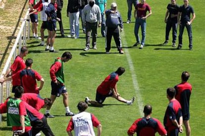 El grupo de ultras invade el campo de entrenamiento e increpa a los futbolistas del Atlético.