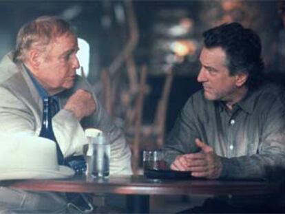 Marlon Brando (izquierda) y Robert de Niro, en una imagen de 2001 de <i>The score,</i> de Frank Oz.
/ REUTERS
