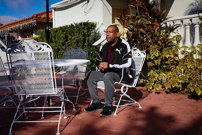 Hctor Gonzlez en el patio de su casa en Miami.  