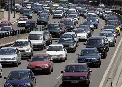 Retenciones a la salida de Madrid por la carretera de A Coruña a mediodía de ayer.