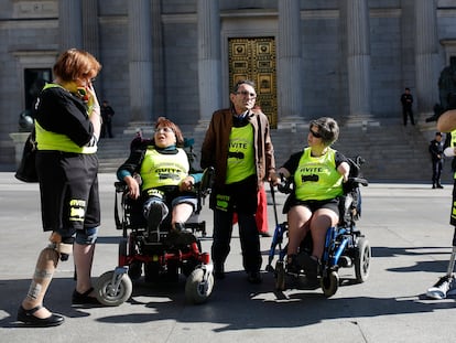 Víctimas de talidomida frente al Congreso de los Diputados, en febrero.